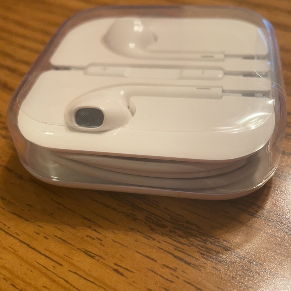 Apple Earbuds with built in volume buttons and mic - Picture 3 of 4